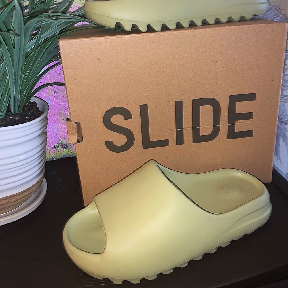 Like new Bone Color Yeezy Slides!